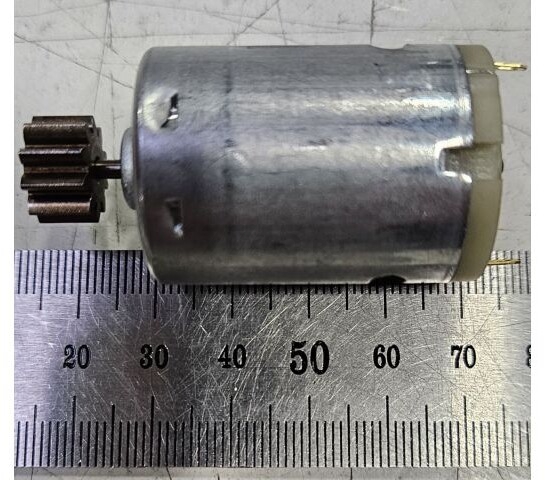 Двигатель 18В с шестерней для разбрасывателя садового WORTEX CSP1805 (PSP20D03CYA2-28+29) - Фото 2