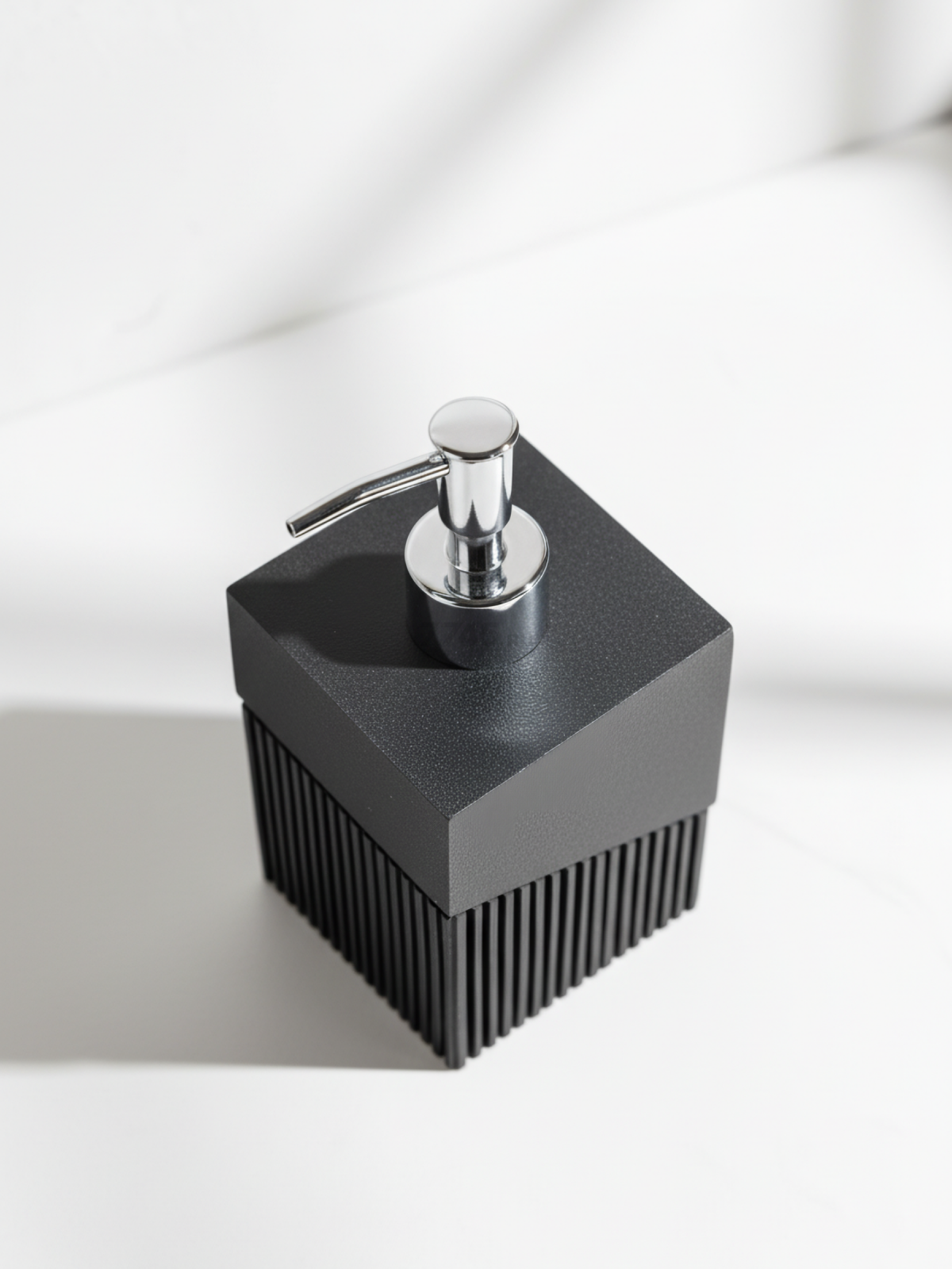 Дозатор для жидкого мыла PERFECTO LINEA Element черный (35-618103) - Фото 3