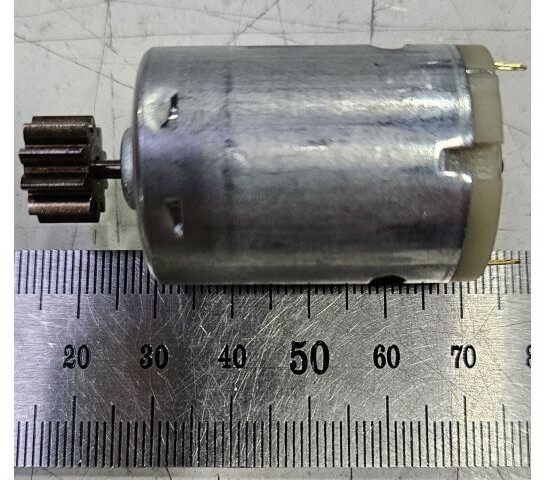 Двигатель 18В с шестерней для разбрасывателя садового WORTEX CSP1805 (PSP20D03CYA2-28+29) - Фото 2