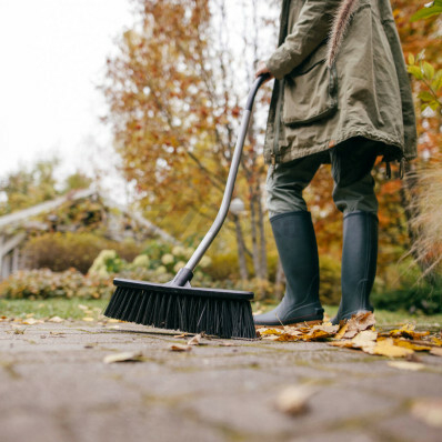 Метла для уборки FISKARS Ergonomic  с S-образной ручкой (1077114) - Фото 5