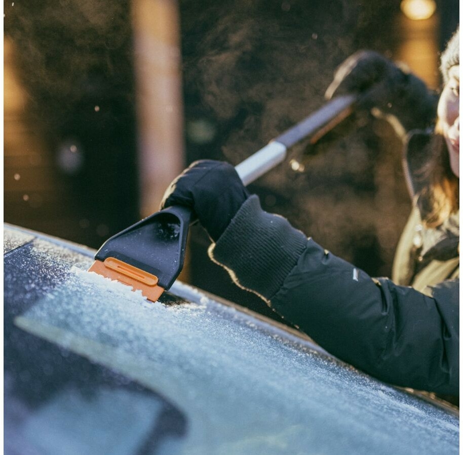 Щетка для снега со скребком FISKARS Plus 75,5 см (1078494) - Фото 15