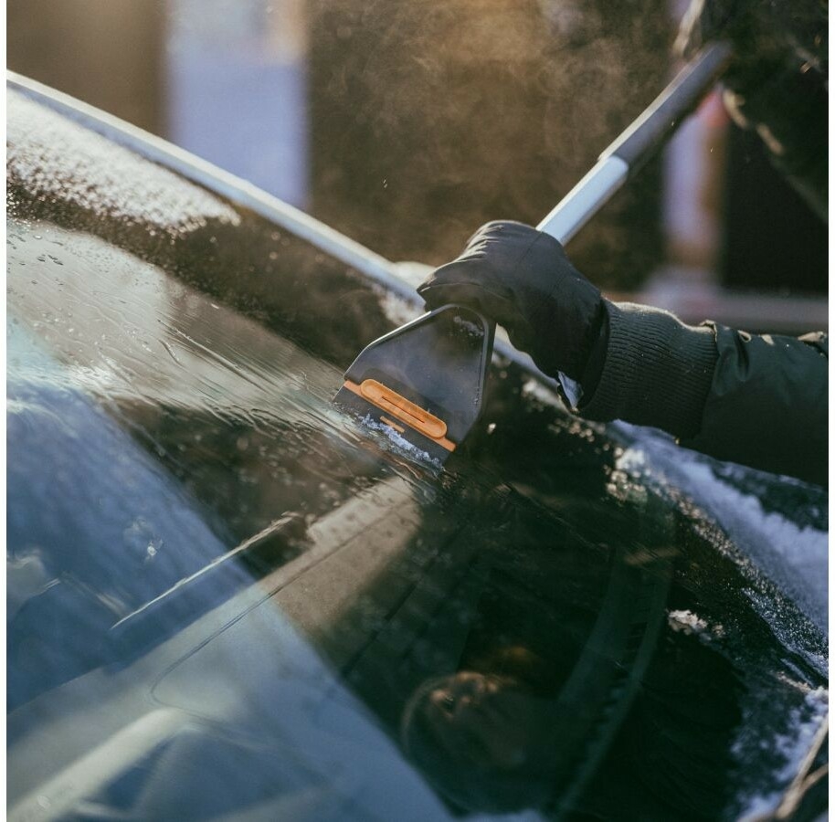 Щетка для снега со скребком FISKARS Plus 75,5 см (1078494) - Фото 16