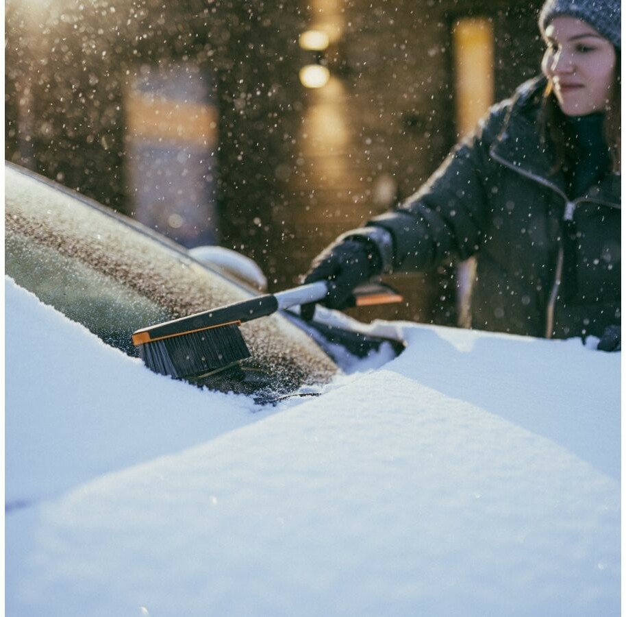 Щетка для снега со скребком FISKARS Plus 75,5 см (1078494) - Фото 10