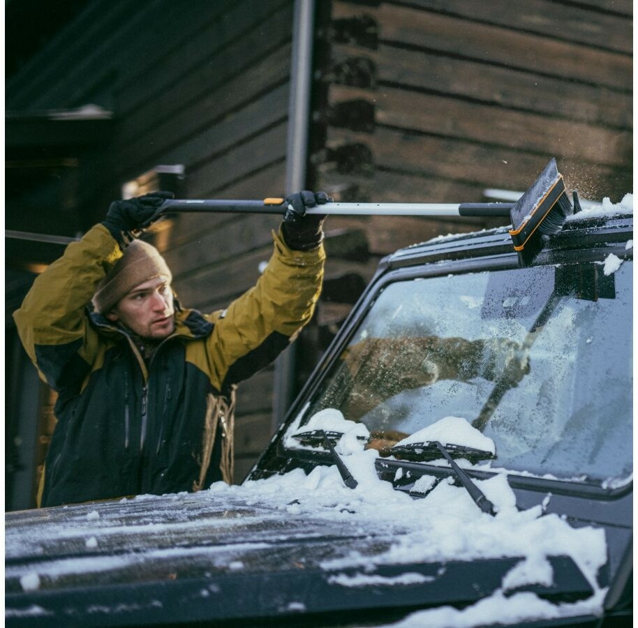 Щетка для снега со скребком телескопическая FISKARS X-series 96-121 см (1078492) - Фото 10