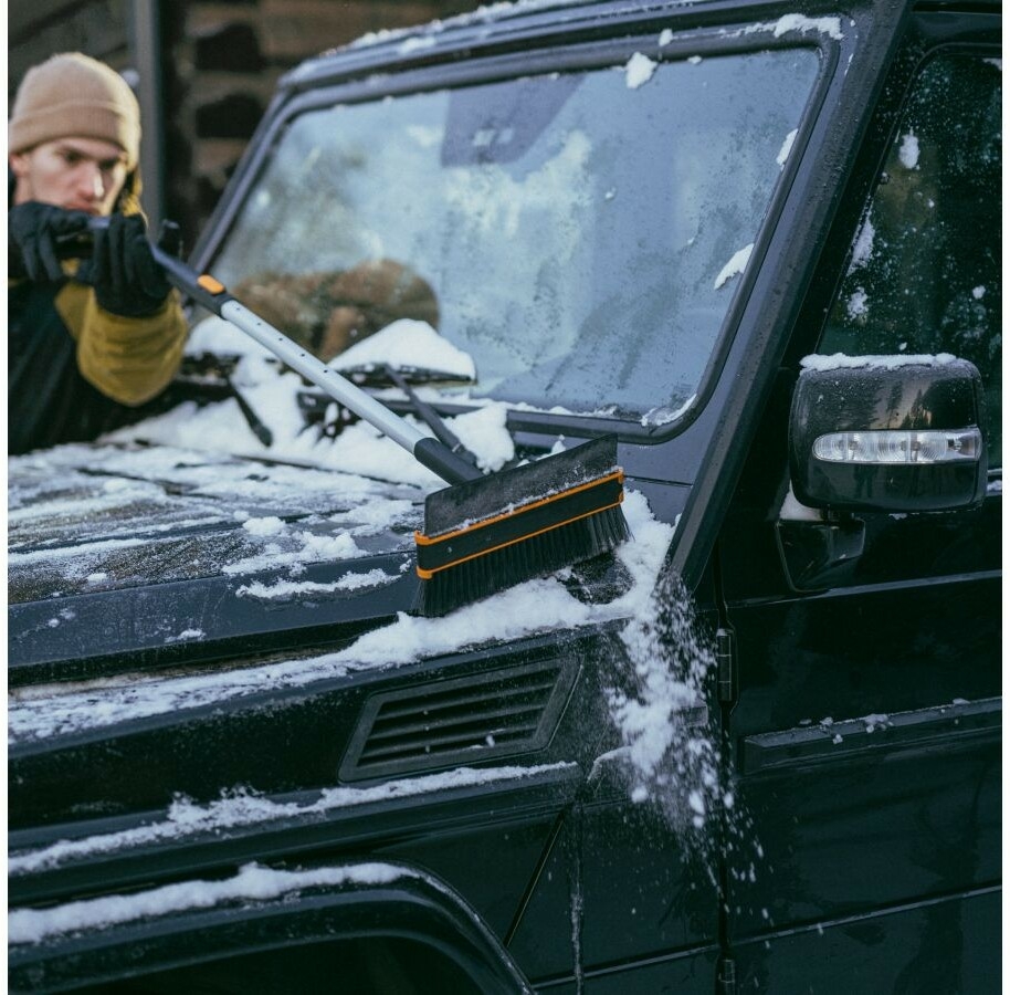 Щетка для снега со скребком телескопическая FISKARS X-series 96-121 см (1078492) - Фото 11