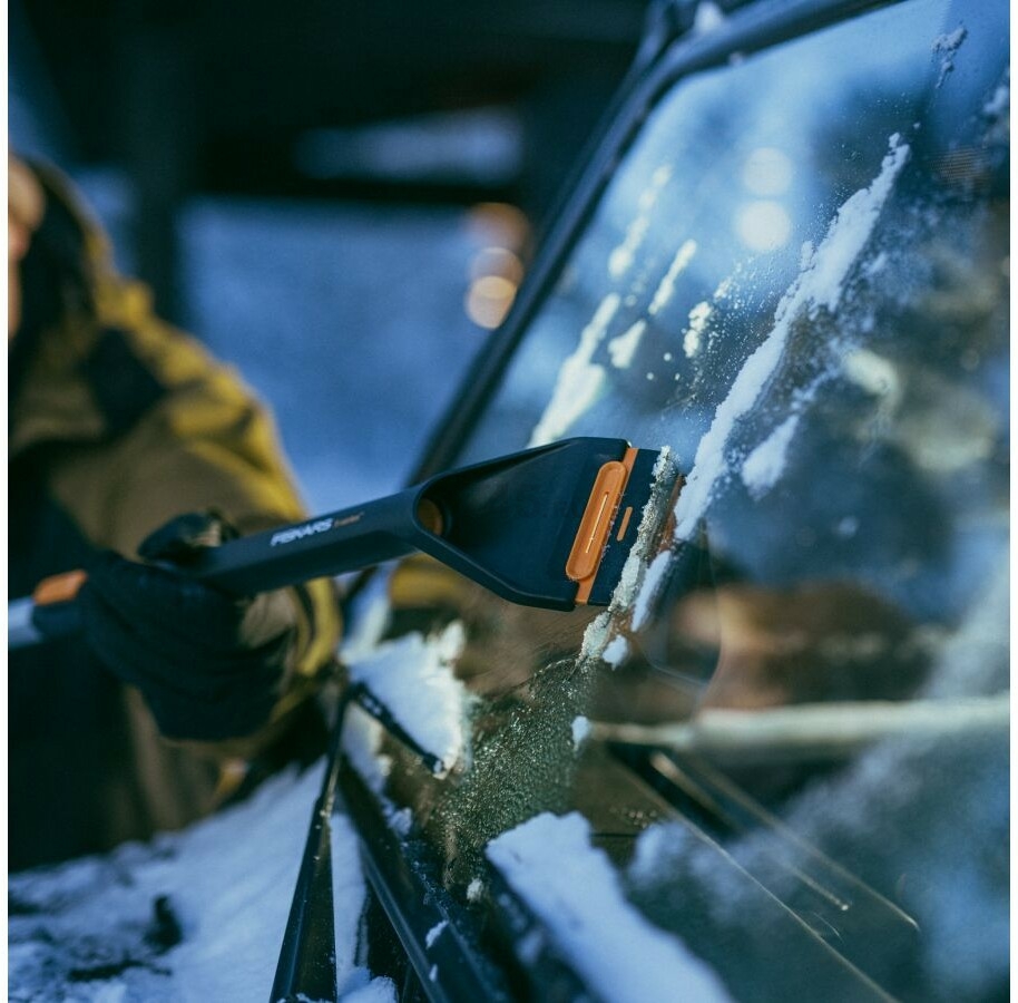 Щетка для снега со скребком телескопическая FISKARS X-series 96-121 см (1078492) - Фото 14