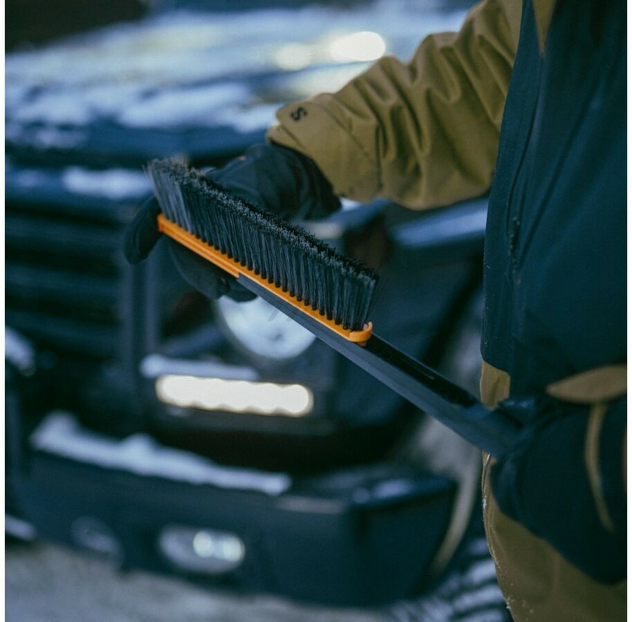 Щетка для снега со скребком телескопическая FISKARS X-series 96-121 см (1078492) - Фото 17