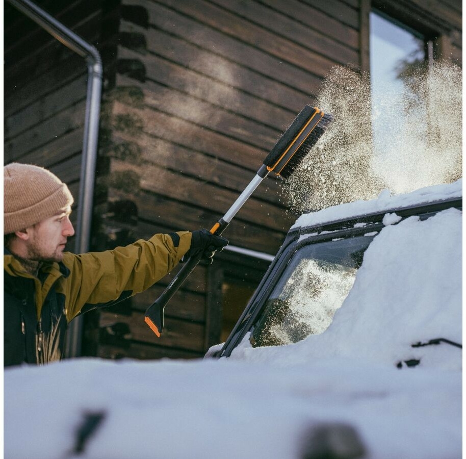 Щетка для снега со скребком телескопическая FISKARS X-series 96-121 см (1078492) - Фото 7