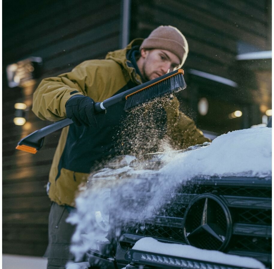 Щетка для снега со скребком телескопическая FISKARS X-series 85-113 см (1078493) - Фото 11