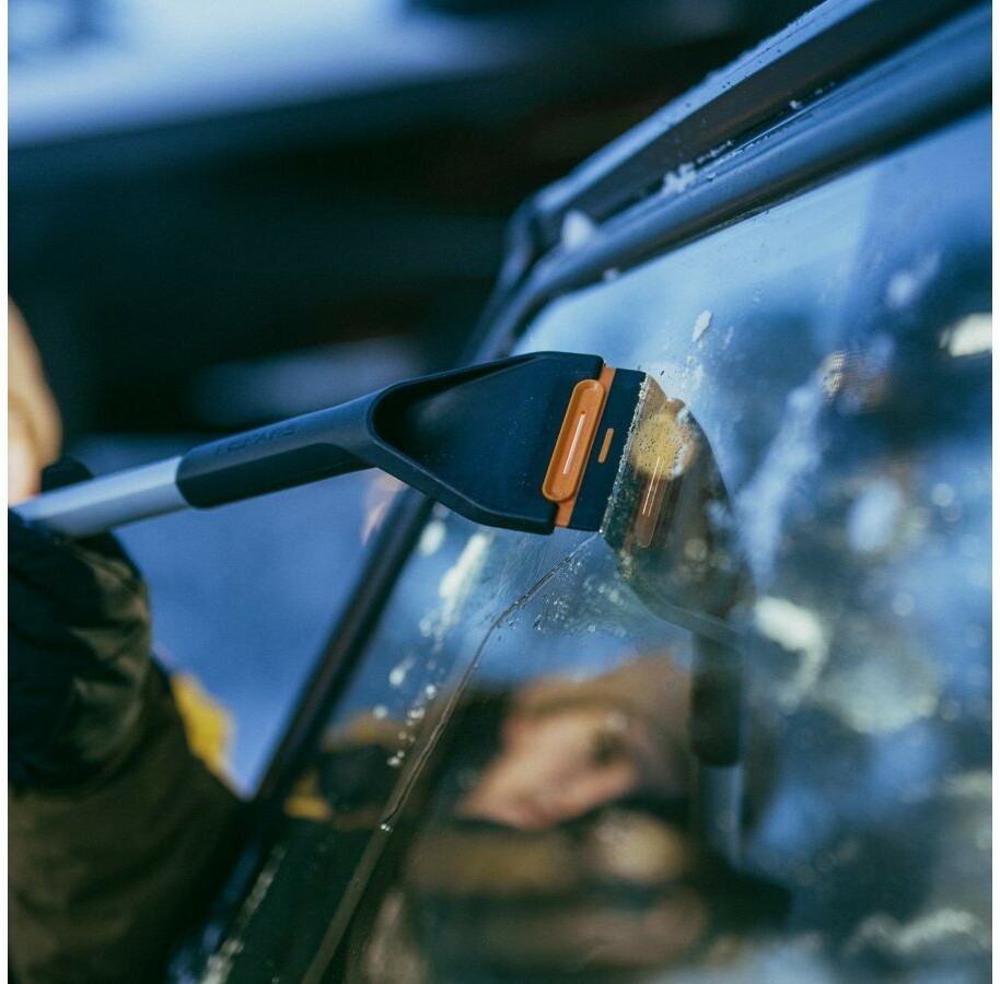 Щетка для снега со скребком телескопическая FISKARS X-series 85-113 см (1078493) - Фото 12