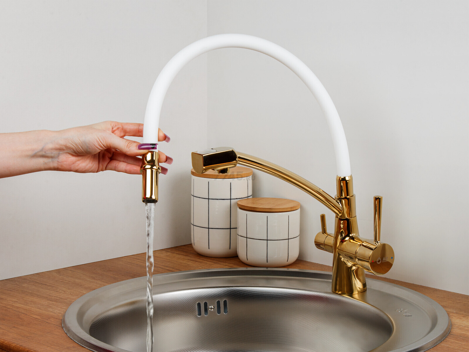 Смеситель для кухни AV ENGINEERING Lux D35 золотой, белый (AVLUX4-A49GLW) - Фото 5