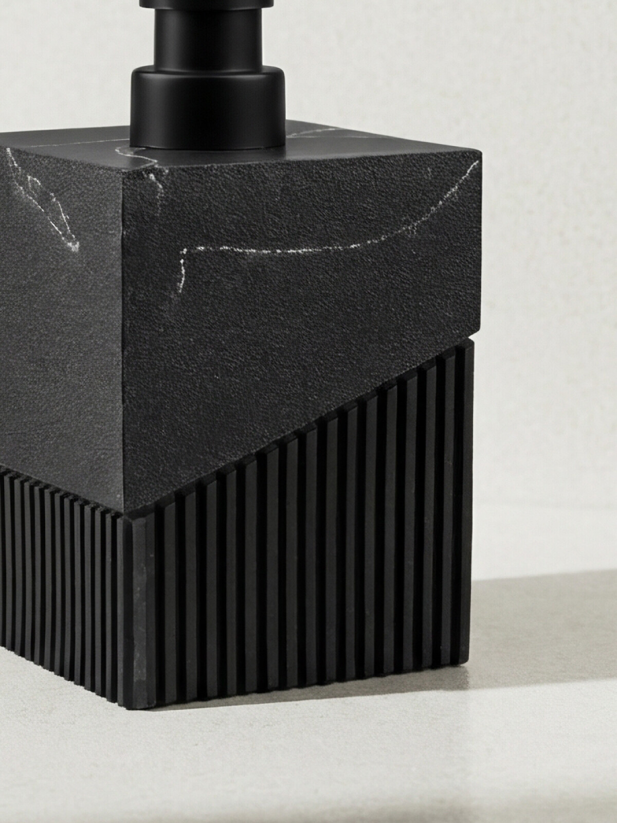 Дозатор для жидкого мыла PERFECTO LINEA Element Marble черный (35-618601) - Фото 3