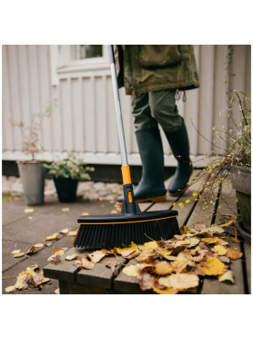 Метла для уборки FISKARS эргономичная 